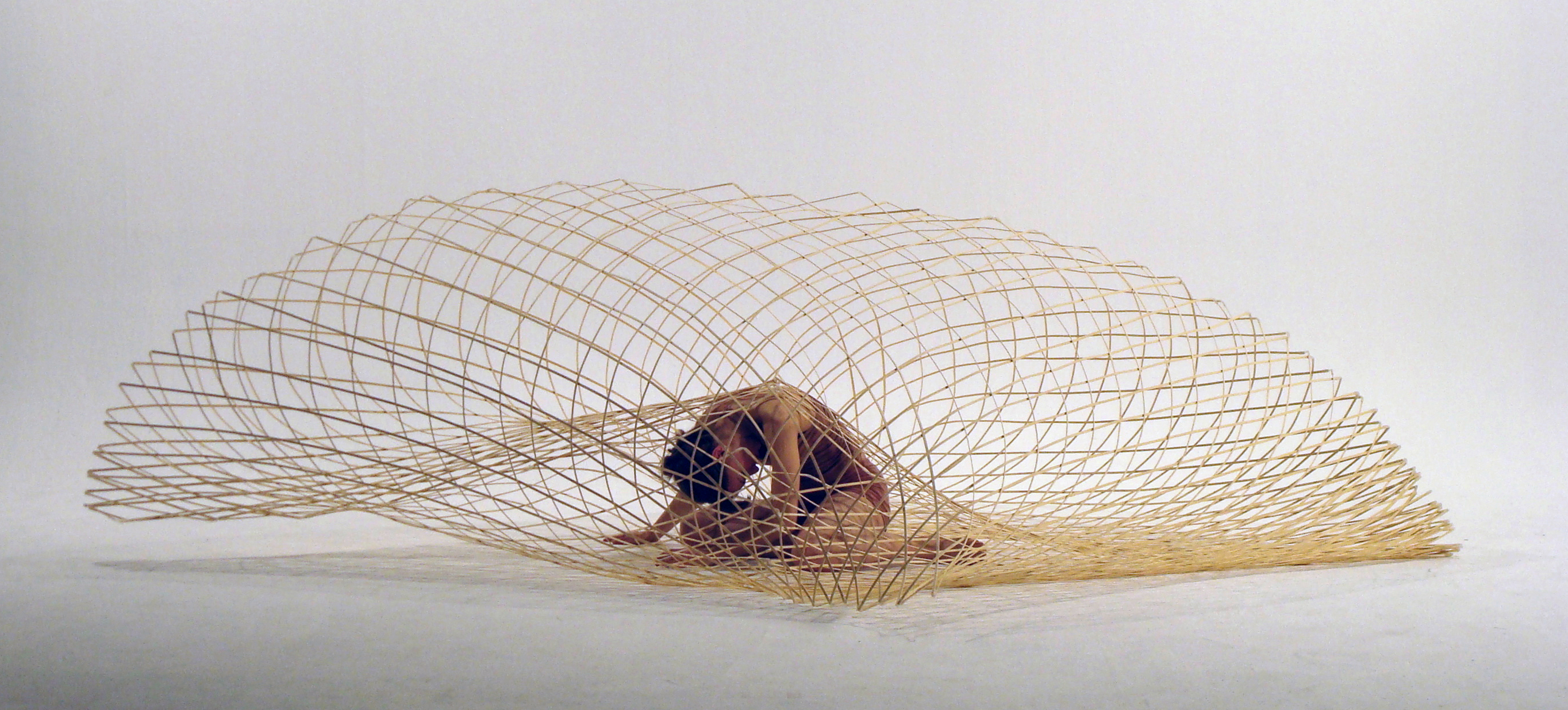 Performance 'Bamboo Oloid' van Maria Blaisse